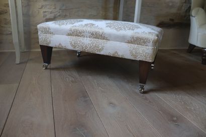 Pouf rectangulaire sur quatre roulettes ....