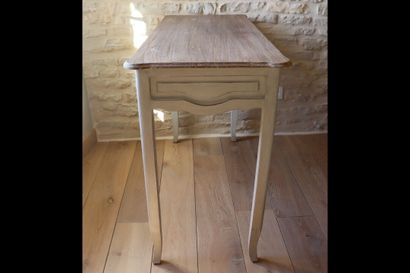 Console en bois naturel à trois tiroirs
Console...