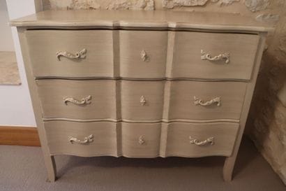 Commode ouvrant à trois tiroirs en bois naturel...