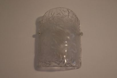 Plafonnier et applique 
Un plafonnier à deux...