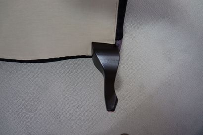 Fauteuil crapaud recouvert d'un velours lisse...