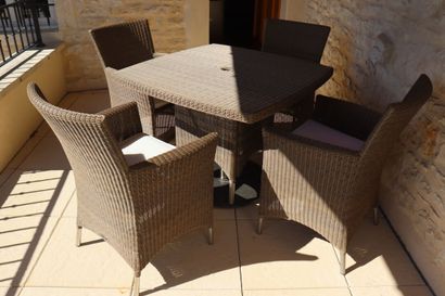 Mobilier de terrasse composé d'une table...