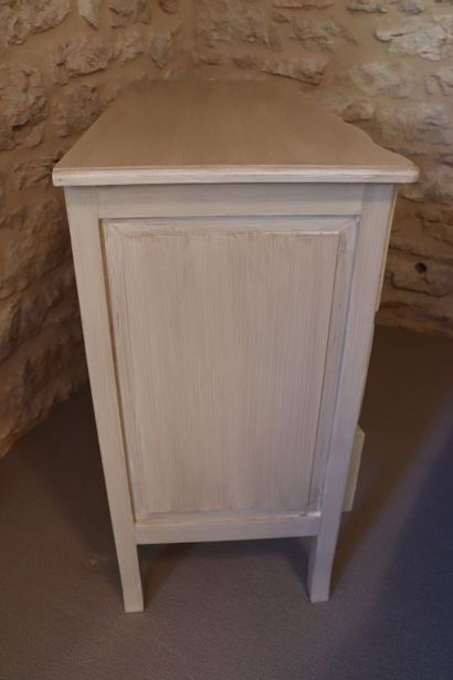 Commode ouvrant à trois tiroirs en bois naturel...