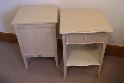 Paire de tables de chevet en bois naturel...