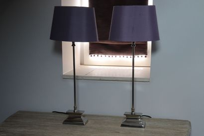 Paire de luminaires à poser en métal reposant...