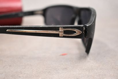 CARTIER. Paire de lunettes de soleil avec...