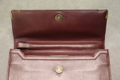 CARTIER. Pochette en cuir bordeaux et métal...