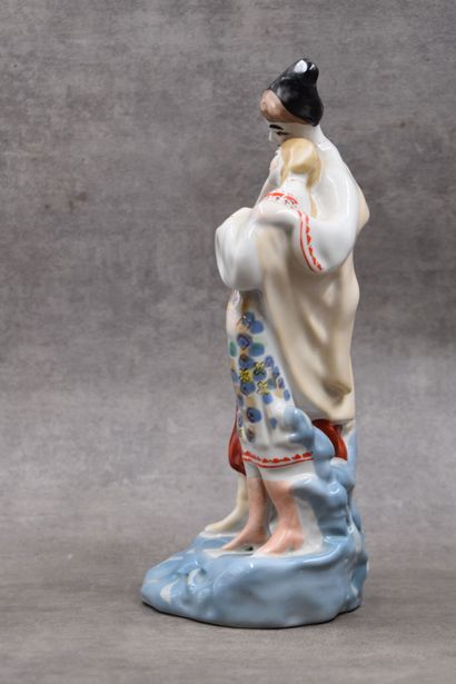 RUSSIE. Sujet en porcelaine soviétique représentant...