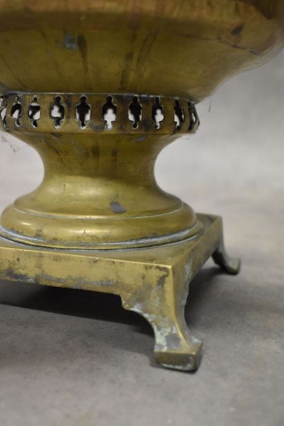 Samovar en laiton doré. Hauteur : 63 cm