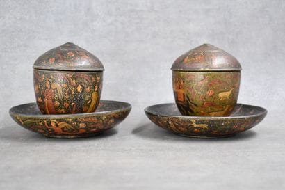 IRAN KADJAR. Paire de tasses à couvercles...