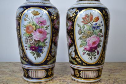 BAYEUX. Paire de vases en porcelaine à décor...