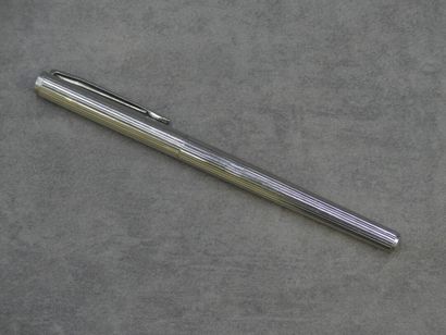 MONTBLANC. Stylo plume rainuré en métal argenté...
