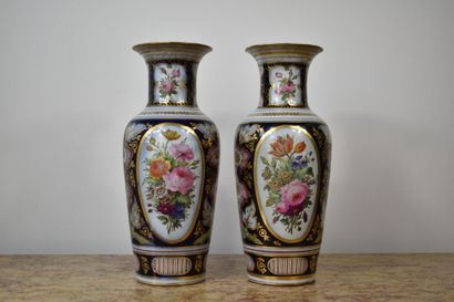 BAYEUX. Paire de vases en porcelaine à décor...