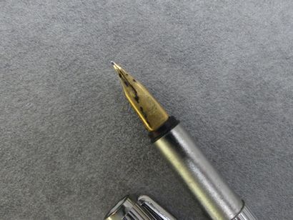 MONTBLANC. Stylo plume rainuré en métal argenté...