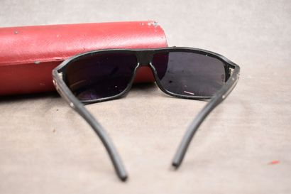 CARTIER. Paire de lunettes de soleil avec...