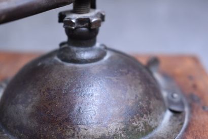 PEUGEOT. Moulin à café en bois ouvrant par...