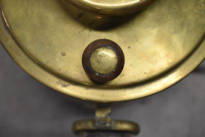 Samovar en laiton doré. Hauteur : 63 cm