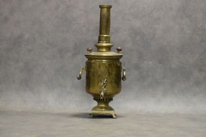 Samovar en laiton doré. Hauteur : 63 cm