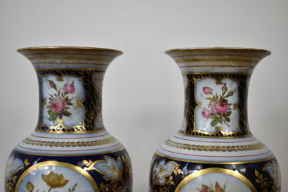 BAYEUX. Paire de vases en porcelaine à décor...