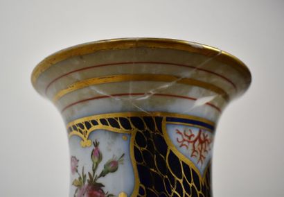 BAYEUX. Paire de vases en porcelaine à décor...