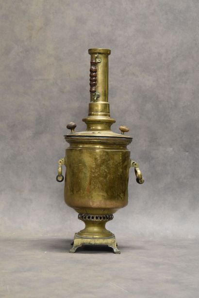 Samovar en laiton doré. Hauteur : 63 cm