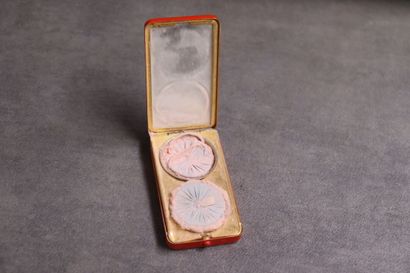 Poudrier en métal doré émaillé à décor japonisant,...