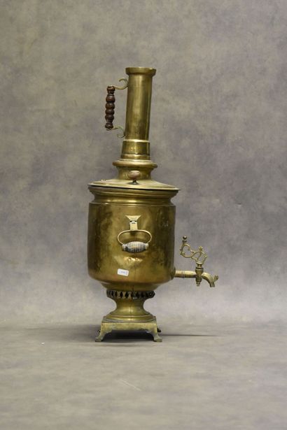 Samovar en laiton doré. Hauteur : 63 cm