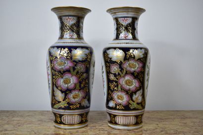 BAYEUX. Paire de vases en porcelaine à décor...