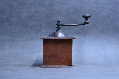 PEUGEOT. Moulin à café en bois ouvrant par...