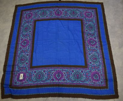 Yves Saint Laurent. Châle motif pesley en...