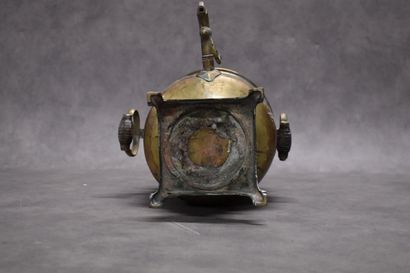 Samovar en laiton doré. Hauteur : 63 cm