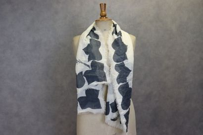 Réunion de deux foulards en coton avec bords...