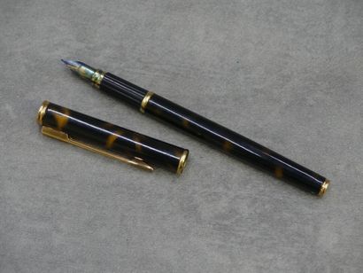 WATERMAN. Stylo plume en métal doré et laque...