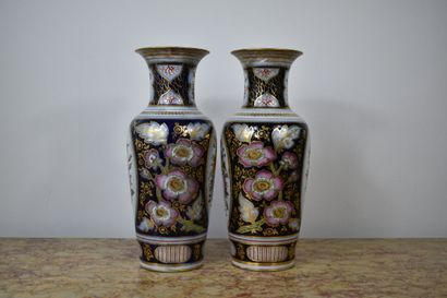 BAYEUX. Paire de vases en porcelaine à décor...