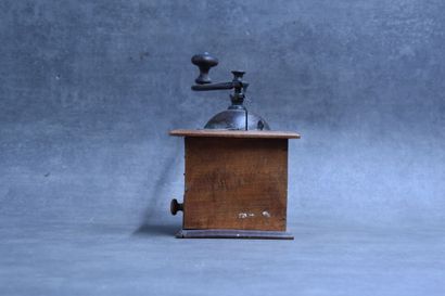 PEUGEOT. Moulin à café en bois ouvrant par...
