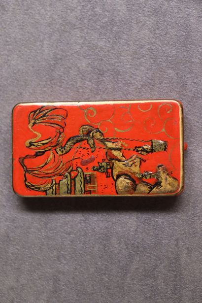 Poudrier en métal doré émaillé à décor japonisant,...