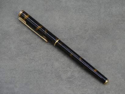 WATERMAN. Stylo plume en métal doré et laque...