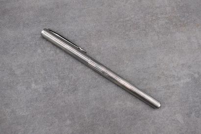 MONTBLANC. Stylo plume rainuré en métal argenté...