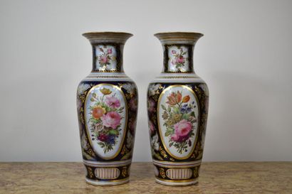 BAYEUX. Paire de vases en porcelaine à décor...