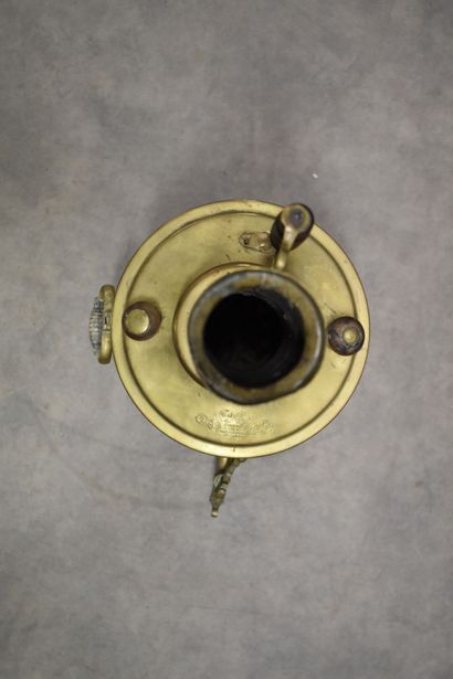 Samovar en laiton doré. Hauteur : 63 cm