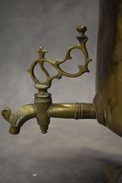 Samovar en laiton doré. Hauteur : 63 cm