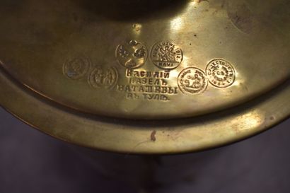 Samovar en laiton doré. Hauteur : 63 cm