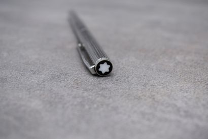 MONTBLANC. Stylo plume rainuré en métal argenté...