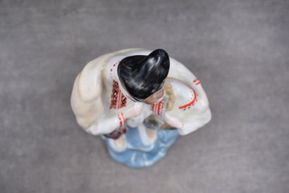 RUSSIE. Sujet en porcelaine soviétique représentant...