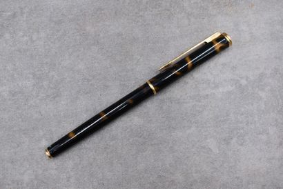WATERMAN. Stylo plume en métal doré et laque...