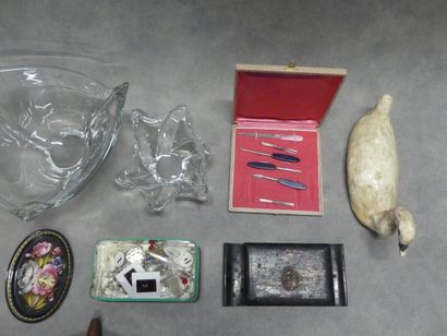 Réunion de lots divers dans une caisse dont:

-...