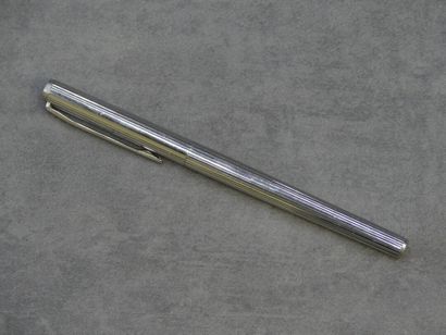 MONTBLANC. Stylo plume rainuré en métal argenté...