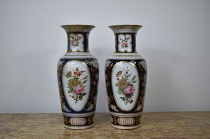 BAYEUX. Paire de vases en porcelaine à décor...