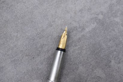 MONTBLANC. Stylo plume rainuré en métal argenté...
