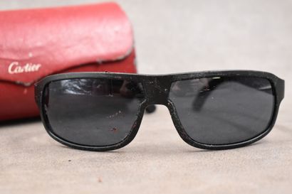 CARTIER. Paire de lunettes de soleil avec...